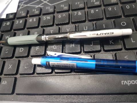 Ok đó. Cài bút vào túi áo thì bật cái nẫy ra, ngòi tự thu vào