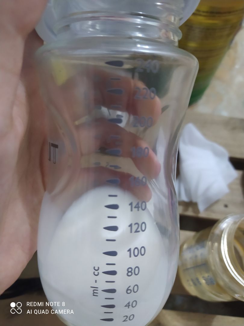 bình Avent thủy tinh khá nặng tay so với bình nhựa, nhìn đẹp, phải dùng thật cẩn thận 😂