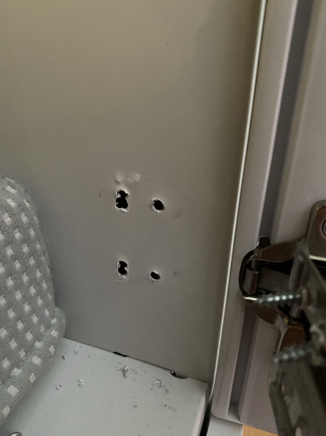 Khi giao hàng thì báo hết hàng màu mình đặt , chờ đóng , mình bảo ok chờ. Chiều dt báo có cùng kiểu mẫu nhưng khác màu. Mình ok giao. Nhưng khi nhận hàng mình chủ quan k kiểm tra. Khi xem lại thì k đúng mẫu. Tạm chấp nhận. Đến phần cánh cửa tủ thì như hình , bắt vít bị lỗi, bắt 2,3 lần làm cái bản lề của tỉ k dính. Quan trọng nữa là phần ngăn kéo bị vướng, mở cánh tủ là ngăn kéo bị kéo theo. Phản hồi shop k trả lời. Phục vụ khách tệ quá. Phần ngăn kéo quay video nhưng Tiki k cho up video. Nhựa tủ mỏng, ọp ẹp. Tiền nào của nấy.