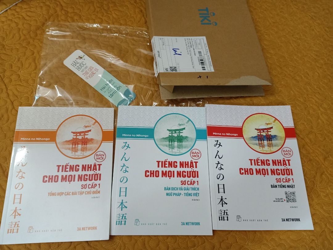 Tớ mua combo 3 cuốn sách nhưng mua về dở sách ra xem mới phát hiện ra, 3 cuốn này tớ có rồi ???. Không biết Sh có hỗ trợ đổi giúp mình trong trường hợp này không. Giờ nhìn 3 cặp sách giống nhau, khóc k nổi luôn ?? Tớ mua combo 3 cuốn sách nhưng mua về dở sách ra xem mới phát hiện ra, 3 cuốn này tớ có rồi ???. Không biết Sh có hỗ trợ đổi giúp mình trong trường hợp này không. Giờ nhìn 3 cặp sách giống nhau, khóc k nổi luôn ??