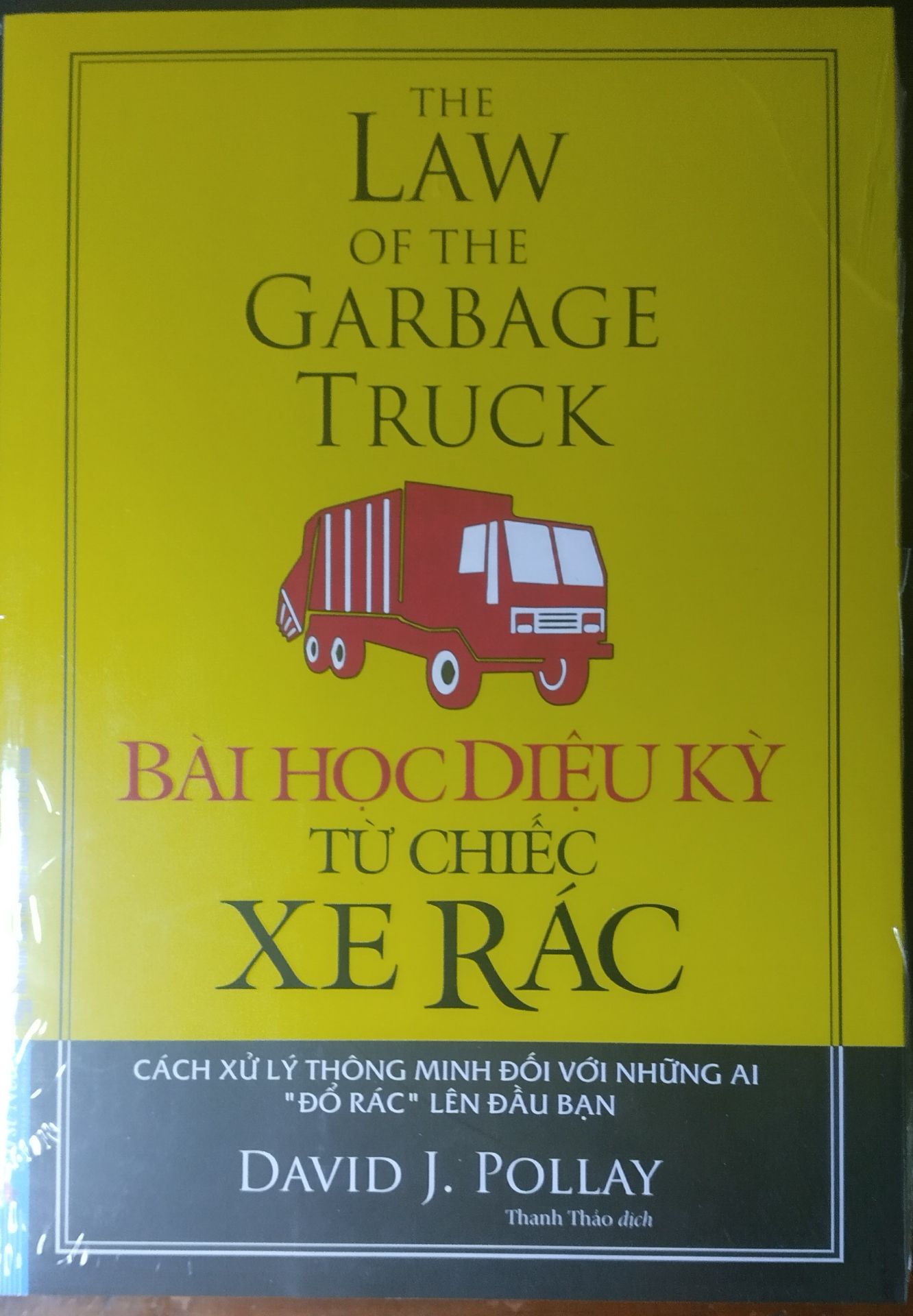 Sách được đóng gói kĩ lắm, không bị móp méo gì cả. Giao hàng thì nhanh cực, mình mới đặt hôm qua thì này đã tới rồi.