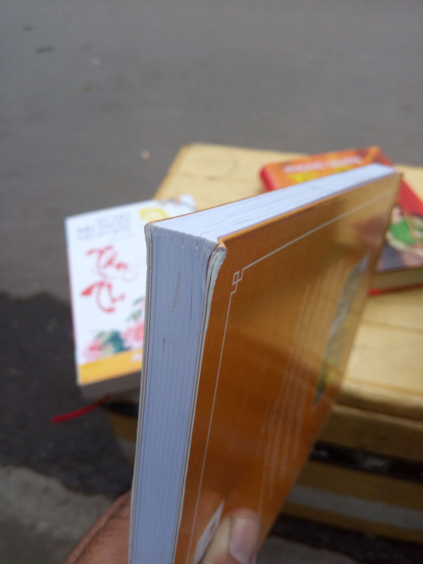 Đóng gói cẩu thả, sách bên trong bị móp méo góc cạnh.