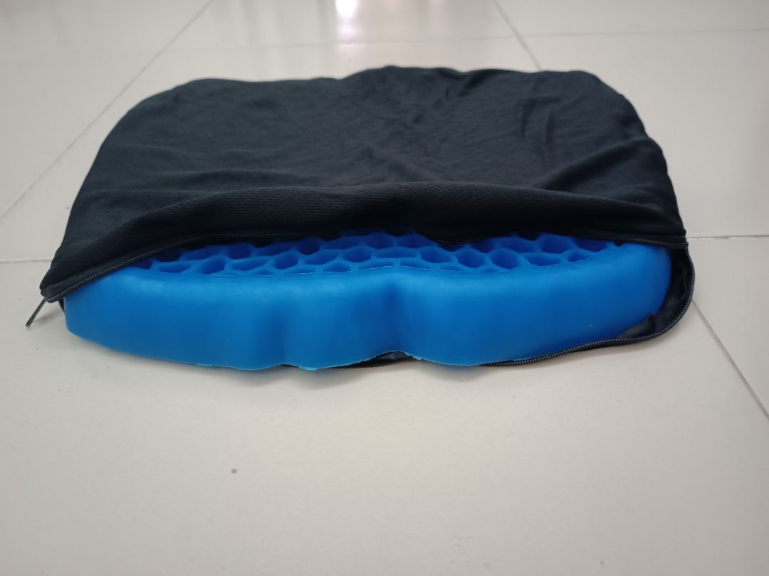 Ngồi êm, chưa thấy bị trượt khi ngồi , có áo nệm, chỉ có cái là nệm mỏng hơn mong đợi nếu dày thêm xíu thì tốt hơn.