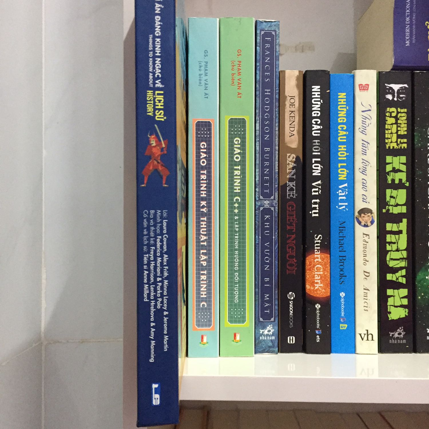 Đây là quyển sách mà mình ưng ý nhất trong đơn hàng chất lượng thấp kém lần này, nội dung thì thật sự rất rất phong phú và đa dạng dù thuộc hạng mục sách thiếu nhi, tuy nhiên, gáy sách có phần hơi lỏng lẽo, nhưng nói chung thì vẫn có thể bỏ qua được ^^