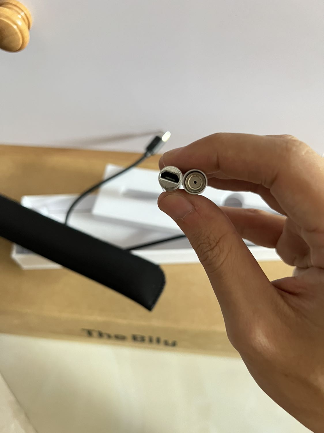 Sản phẩm khá ok, mở nguồn là sử dụng được, không cần phải kết nối Bluetooth. Cảm ứng nhạy và chính xác, phần nắp sạc mình cứ nghĩ bị lỏng, ai dè có nam châm hít nên khá yên tâm. Tìm cây bút cho điện thoại khó thiệt. Tiki giao hàng nhanh quá trời mặc dù mình chỉ chọn giao thường thôi. Thanks shop và Tiki 5*