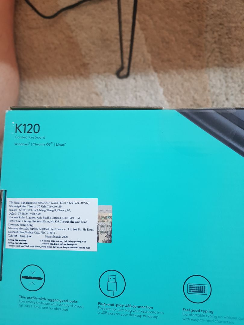 Giao hàng rất nhanh, đóng gói hộp còn bị hơi nát ở 2 góc như hình nhưng cái này khó mà tránh được.
Về trải nghiệm sản phẩm, mình *** các phím đều nhận, một số tổ hợp 2 phím, 3 phím cơ bản đều dùng bình thường. Phím gõ êm, mình cũng không hay đánh văn bản nhiều nên không rõ gõ lâu có mỏi tay không. Nói chung là trải nghiệm ổn.