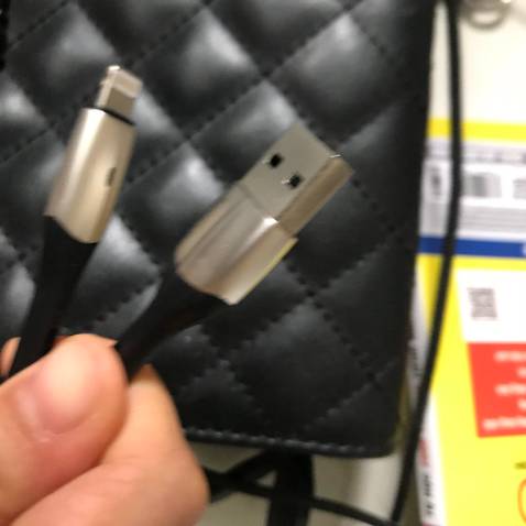 Mẫu mã không chê vào đâu được. mình  sạc chung với củ sạc baseus bao nhanh, 2 đầu sạc bằng hợp kim rất cứng cáp. oke về giá. Đóng gói đẹp, Tiki giao hàng nhanh