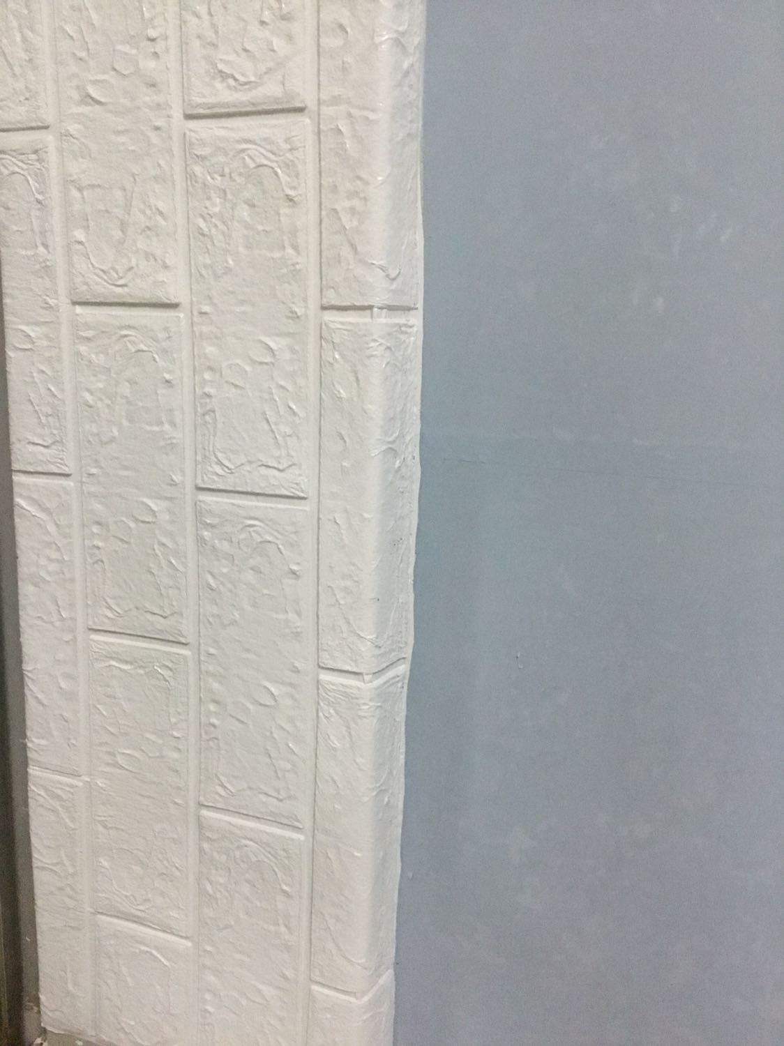 Màu trắng đẹp, dễ dán, giao hàng nhanh, chỉ là keo dán không được chắc chắn lắm nên có bị bung ra vài chỗ. Nhưng vẫn có thể chấp nhận được