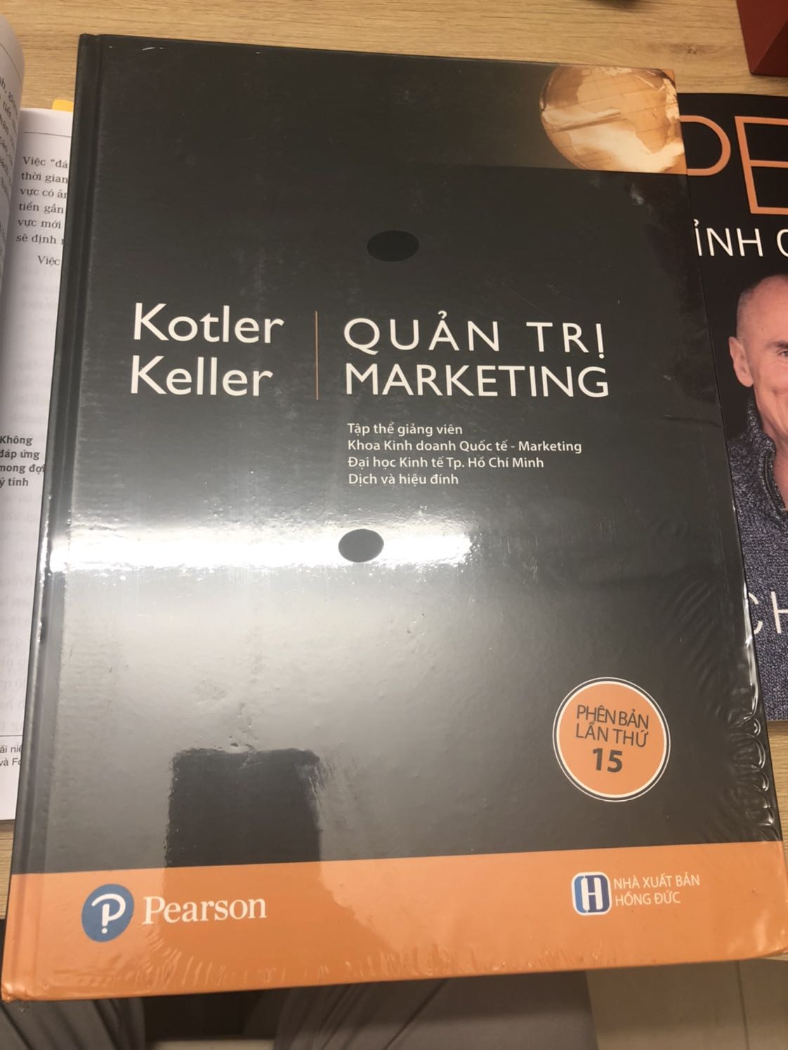 Sách được đóng gói chu đáo, cẩn thận. Tuy nhiên, thời gian nhận được sách hơi lâu (đặt từ thứ Ba tuần trước mà hôm nay thứ Hai mới nhận được), có thể do đang trong đợt dịch và phải chuyển từ Tp Hồ Chí Minh ra Hà Nội. Cần cải thiện thời gian vận chuyển