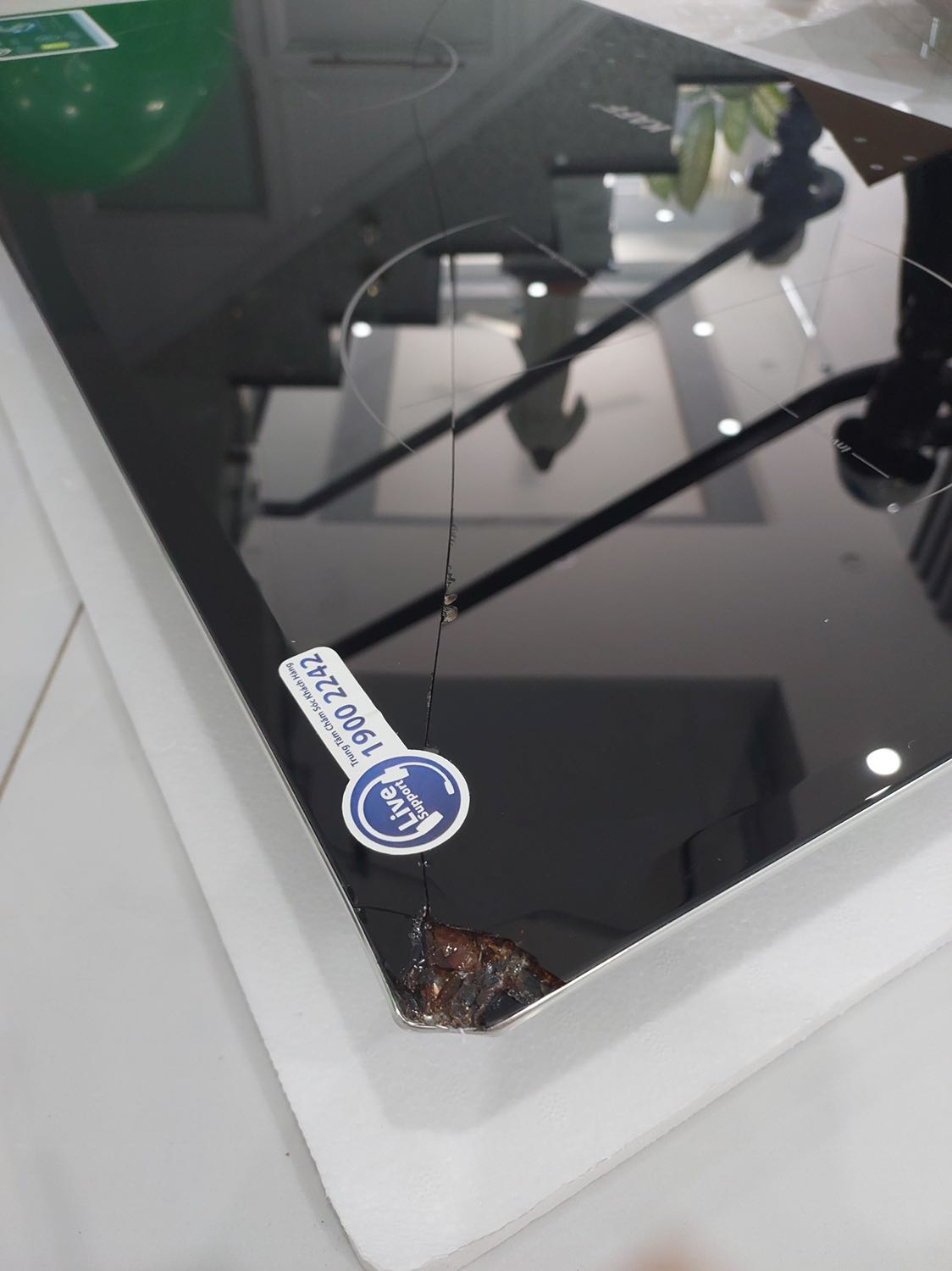 Mình chỉ nhận xét về Tiki, không phải về shop. Mình order xong tiki báo t4 giao, mình nghĩ t5 về check ok rồi nhưng cuối cùng t3 giao. Bình thường giao nhanh thì quá tốt, nhưng lúc mình check là hơn 48 giờ, sau đó mở ra, quay film, liên hệ thì có quá 48 giờ vài tiếng và máy mở ra nứt làm đôi với góc máy bị như vậy. Tiki nói mình chỉ giải quyết khi đúng trong 48h, qua đó 1 giờ cũng không chịu, phần đổi trả thì ghi chủ yếu 7 ngày, vụ lỗi ngoại quan gì đó chỉ note dòng nhỏ ở dưới. Sau đó Tiki liên hệ bảo hành cho mình nhưng bảo hành họ đâu có chịu vì đâu phải lỗi của họ mà của bên vận chuyển, báo mình giá kính tận 3tr500k là 60% giá cái máy. Cuối cùng mình canh 8/8 để mua Tiki cho rẻ trở thành xôi hỏng bỏng không, tiki đá đơn hàng mình đi cho đơn vị bảo hành dù đó là lỗi của tiki vận chuyển, và không giúp gì người mua.