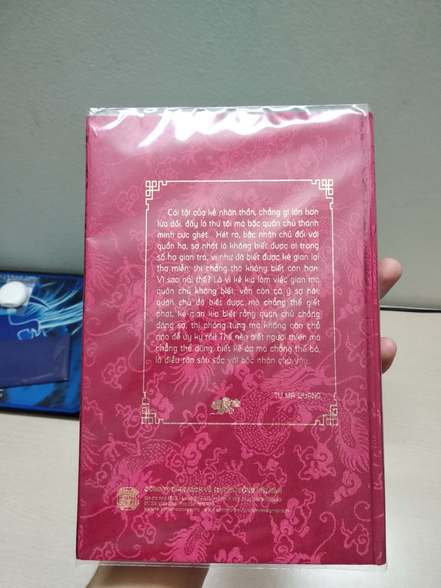 mình sẽ không bàn về nd vì nó quá nổi tiếng r, 1 bộ sử sách đem lại lượng thông tin rất lớn, đầy đủ về lịch sử trung quốc. Mình muốn nói ở đây là về chất giấy- tg đối tốt, bìa cứng bọc vải- đẹp, tuy nhiên mực in bìa rất dễ phai, mờ, dễ mất chữ, và hình như bên nhà sx ko khắc phục được. Mình bọc lại mong là giữ được lâu. Duy có một điểm không hài lòng là gáy sách, tệ vô cùng, lỏng lẻo, chán, nhà sách nên chọn nhà sản xuất sách khác đi