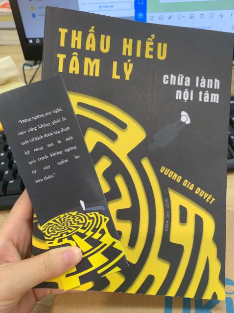 - Đóng gói cẩn thận, sách ship nhanh
- Nội dung ổn, thực tế, không hề sáo rỗng. Cuốn sách tập trung đi sâu phân tích - ví dụ từng loại vết thương trong các mối quan hệ (gia đình, người yêu, bạn bè - trường học...) và có cách xử trí cho từng loại vết thương.

=> Đáng đọc