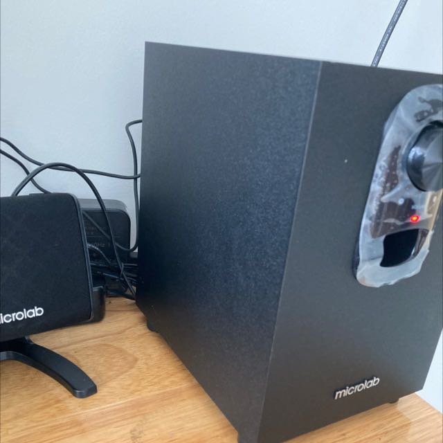 chất lượng loa xứng với giá tiền, kết nối với máy tính nhanh, âm ra bị trễ ít hơn nhiều so với một số dòng loa bluetooth khác. Có cả 1 cục pin dự phòng cho remote nữa