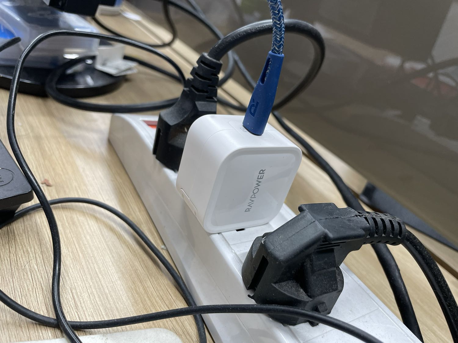 Sản phẩm thiết kế nhỏ 
Gọn
Sạc nhanh
Giá khá ổn các bạn nên mua nhé