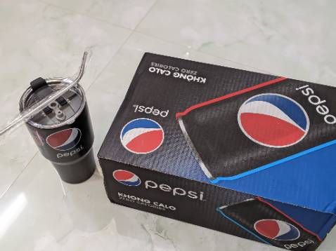 ☆ Về sản phẩm: 
Nước ngọt Pepsi truyền thống thì đã quá quen nhưng loại mới không calo thì xịn hơn nhiều. Uống không chỉ mang lại cảm giác sảng khoái, giải nhiệt tức thì mà còn tốt cho sức khỏe. 
Về kiểu dáng thì *** đen sang trọng, đẳng cấp, mình lại khoái màu đen, hương vị thì "gắt" đúng chất pepsi, phê đúng chuẩn :v 
☆ Về chất lượng đóng gói + giao hàng: 
Thùng hàng được bọc kỹ, có lớp xốp bên ngoài. Nhìn chung khi mình nhận được thì không bị hư hại gì, vẫn còn nguyên vẹn. 
Do có gói tikinow nên mình được freeship. Đúng ra là khi mình mua hơi phân vân vì cũng cận ngày tết sợ Tiki giao không kịp thì... mất tết. Nhưng mà, Tiki vẫn giao đúng hạn, 1 điểm cộng sáng giá cho những ngày cận tết bận rộn này. Mình ở tỉnh lẻ nên giao hàng chỉ 2 ngày từ khi đặt hàng quả là rất nhanh.