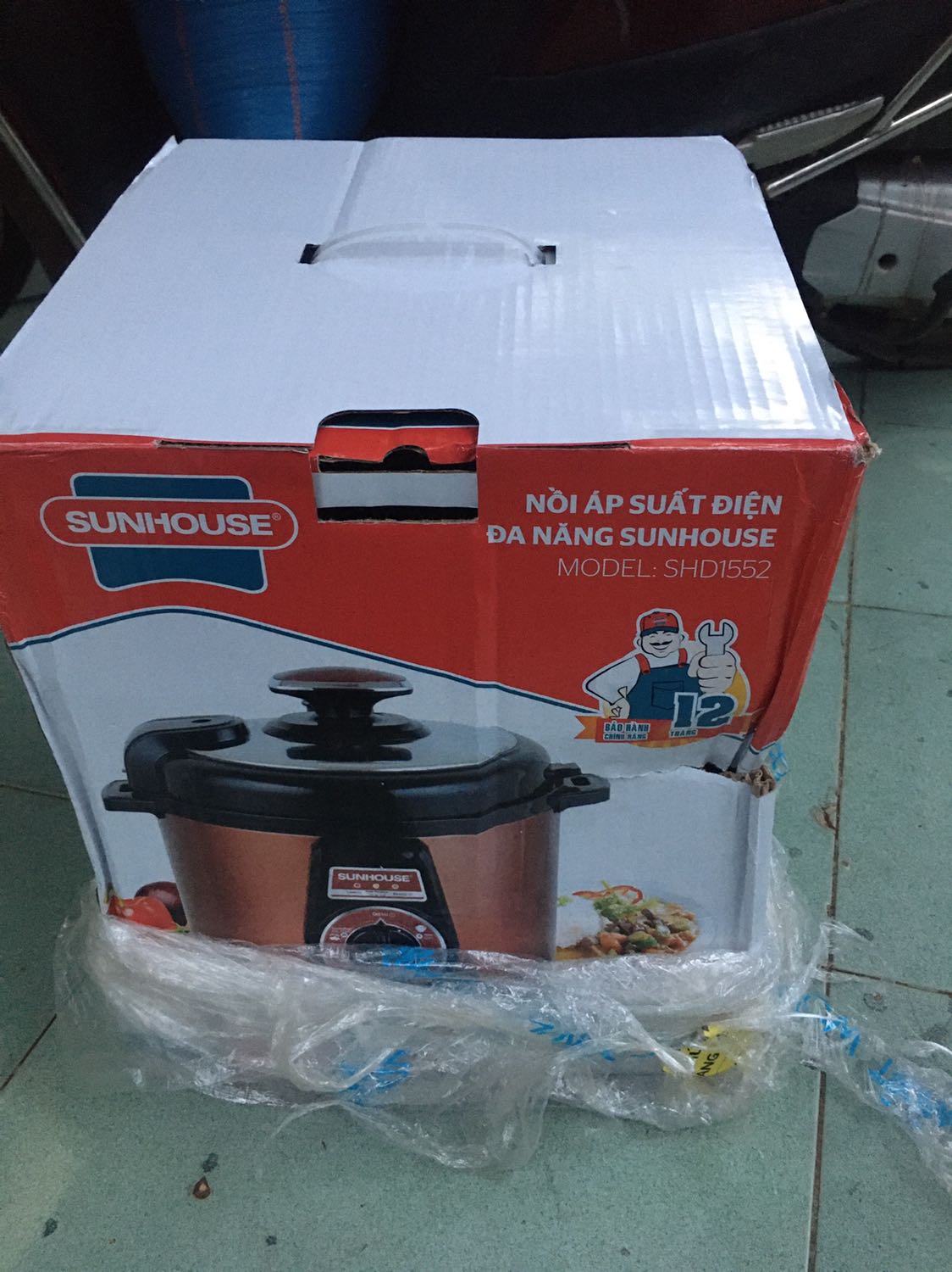 Đã mua Tiki rất nhiều nên ít kiểm tra hàng khi nhận. Nay nhận hàng thấy buồn quá. Ngày 12/11/2019 hẹn giao mà nghe nói người giao hàng bị té nên 2 ngày sau người khác giao hàng. Đề nghị Tiki làm việc với bên vận chuyển đổi hàng gấp cho tôi. Nếu quá 07 ngày tôi không được đổi và nhận được hàng mới thì tôi đề nghị Tiki trả hàng hoàn tiền cho tôi. Cám ơn