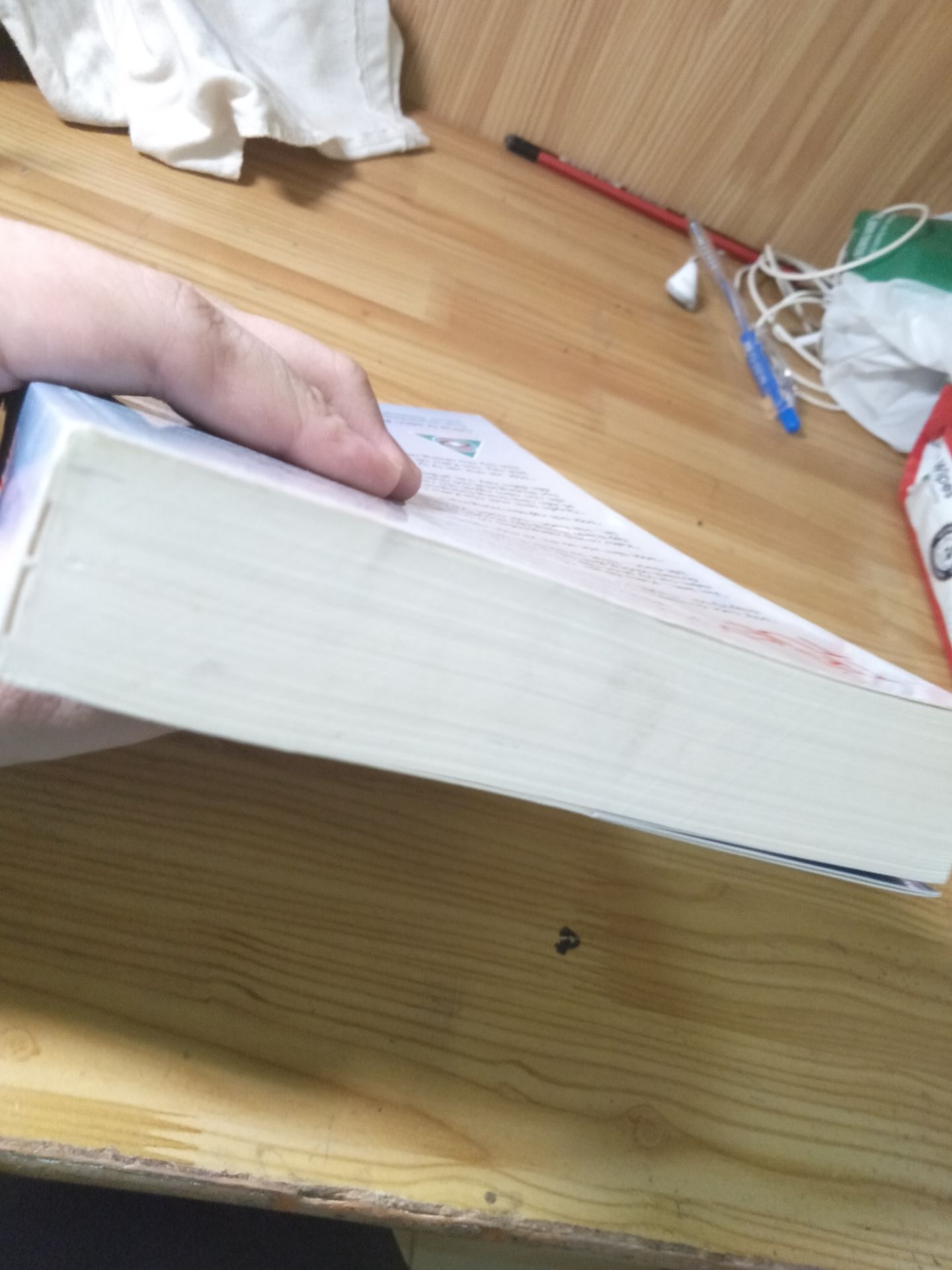 Giờ thì thế này, có lẽ sách để lâu quá chưa bán được nên bụi bậm rất là nhiều nhưng cái này không có gì lớn vì bụi đã biến mất khi tôi chùi nó, vấn đề lớn hơn 1 tí là có nhiều vết hằn trên bìa sách và có dấu tay đen ở trên phần đầu sách, khổ cái là mấy cái này không có cách khắc phục. Mà thôi, tôi cũng chả quan tâm quá đến mấy cái trên, chỉ là viết ra cho mấy bạn biết tình trạng của sách mà tôi nhận được ra sao thôi. Được cái là phần quan trọng nhất là nội dung bên trong quyển sách không bị hư hại gì cho nên tôi sẽ không tiêu cực quá khi đánh giá sao cho quyển sách này.