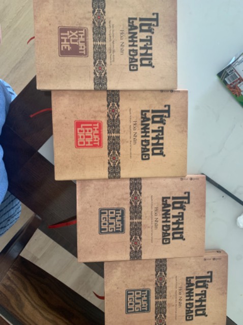 Mua 4 quyển nhưng nhận được 2 quyển trùng nhau, nhắn tin cho shop yêu cầu giải quyết nhưng chỉ nhận được sự im lặng :)