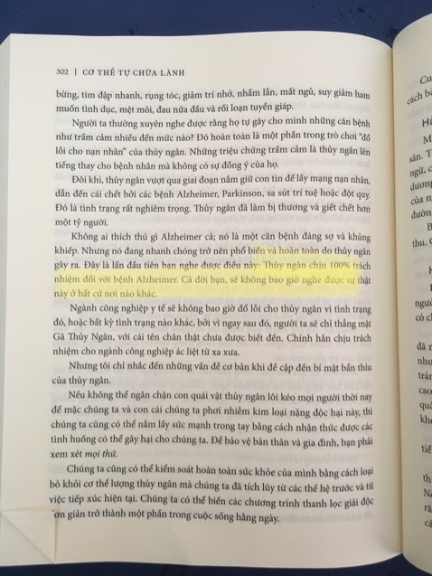 Mình hiếm khi review sách trên Tiki, nhưng thấy bộ này toàn review 5 sao nên muốn có thêm góc nhìn để mọi người cân nhắc mua và đọc sách. 

Tác giả tự nhận mình là người thực hành y học ngoại cảm, từ lúc 4 tuổi đã có giọng nói thì thầm bên tai - "Spirit", "Ta là bản chất của lòng trắc ẩn. Ta ngồi trên đầu ngón tay của Chúa" - giúp tác giả đọc/quét và chẩn đoán bệnh cho mọi người. Sách trích lời giới thiệu có cánh của nhiều người nổi tiếng, có cả bác sĩ này kia. New York Times Bestseller. 

Cơ thể con người và thế giới ngoài kia quá phức tạp nên trước giờ mình vẫn (khá) cởi mở trước những kiểu thông tin ảo diệu tâm linh. Tác giả có disclaimer trước là không chịu trách nhiệm, độc giả nên tham khảo chuyên gia y tế blah blah, nhưng giọng điệu trong sách thì cuồng ngôn và bán hàng. Một vài đoạn dài dòng kể lể văn chương màu mè, kiểu như bôi ra cho nhiều chữ. Sách sức khỏe mà nhiều lúc tưởng tự truyện tâm linh.

Đến đoạn có vài thông tin làm mình kiểu "what??" (Thủy ngân chịu 100% trách nhiệm đối với bệnh Alzheimer; các thực phẩm không nên ăn: ngô, đậu nành, trứng, sữa, phomai, bơ, kem, sữa chua, gluten...; mua nước đóng chai để tránh các chất gây ô nhiễm tại địa phương...) thì lúc này mới đi coi tác giả là ai (hơi muộn, đã lỡ ôm sale Tiki nguyên bộ 5 cuốn). 

Với 1 người tác giả bestseller và từng đưa ra liệu pháp cho nhiều người nổi tiếng như vậy mà lượng thông tin trên internet rất mờ nhạt. Mục Controversy and criticism trên Wikipedia có vẻ chỉ mới được thêm gần đây. "Cơ thể tự chữa lành" gì mà website của tác giả dẫn link Amazon của hơn 150 loại thực phẩm chức năng 🤔

Tác giả và/hoặc công ty sách từng quảng bá sách bằng cách trao thưởng hội chẩn qua điện thoại và vé VIP cho live event cho review sách trên Amazon 🙄

1 bài điều tra của Inverse: https://www.inverse.com/article/40096-medical-medium-anthony-william

Nói chung trong sách có thông tin hữu ích, tác giả nổi tiếng với vụ nước ép cần tây. NHƯNG một tác giả sách mờ ám và kiểu "salesman" như vầy mình không tôn trọng, không muốn phí thời gian, để rồi cái gì đọc cũng phải hoài nghi rồi double check. Với bạn bè và người thân của mình, mình sẽ khuyên tránh xa bộ này, hoặc phải rất cẩn thận trong chuyện tiếp nhận thông tin. 

Huy Hoàng Book nói đây hiện là bộ họ phải trả tác quyền cao nhất. Mình cũng thông cảm là làm sách thì cũng phải kinh doanh, nhưng một bộ gây tranh cãi như này mà được mang về dịch, đầu tư về hình thức, quảng bá (dẫn đến giá cao, cuốn tập 1 này là 160K) thì thực sự sau này mình phải cân nhắc hơn trước khi mua sách của Huy Hoàng rồi.