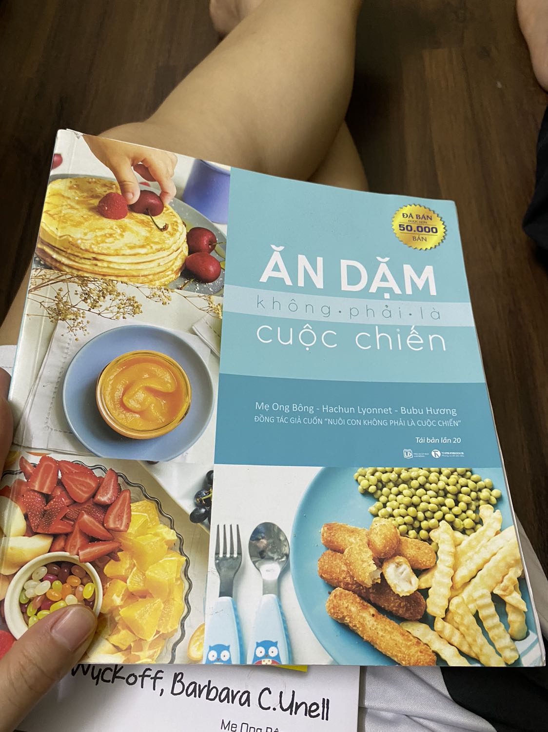 Sách hay k thể thiếu nếu ba mẹ cho bé ăn dặm theo pp bé tự chỉ huy, hình ảnh sinh động, còn có cả thực đơn mẫu và hướng dẫn cách nấu các món ăn ngon phù hợp từng GĐ của bé