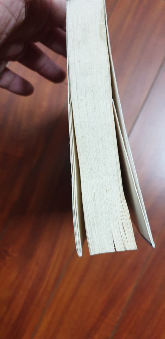 Nội dung sách thì mình ko bàn nhé..nhưng sách thì quá thất vọng..vừa bẩn vừa cũ,vừa ố vàng.Bìa sách đã có dấu hiệu bong màng ép bọc nilon.
Mình đã yêu cầu đổi mới,và đây chính là điều thất vọng nhất,việc đổi sách rất nhanh,trừ ngày chủ nhật,mình chỉ mất độ 3 ngày là nhận dc sách đổi rồi,nhưng,mình nhận lại chính cuốn sách đã yêu cầu đổi trước đó...sao kì vậy..đã ok là sách ko đạt yc,chấp nhận đổi trả cho khách,mà lại giao luôn cuốn đó cho khách là sao...
Quá buồn đó nha Tiki ơi....