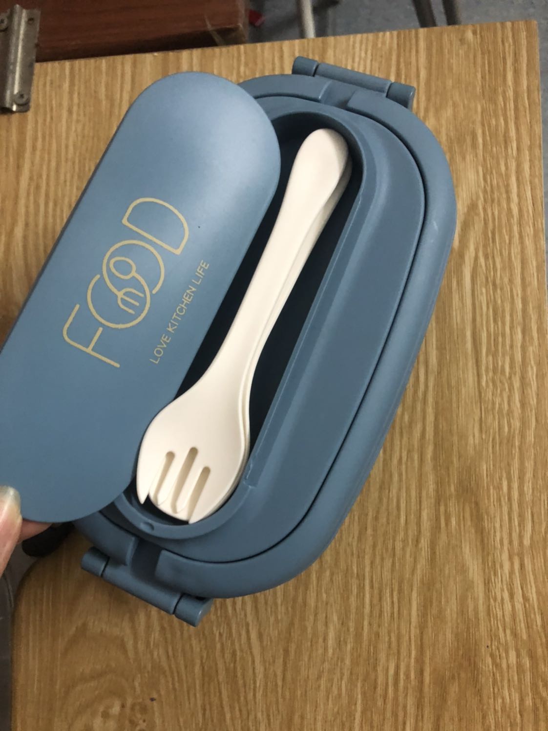 Đã nhận hàng. Hộp cơm chất liệu nhựa , ko mùi, khá chắc và có vẻ bền. 
Tuy nhiên. Cái thư ngỏ của shop lại nói về 1 sản phẩm gì đó bằng chất liệu Vải :)