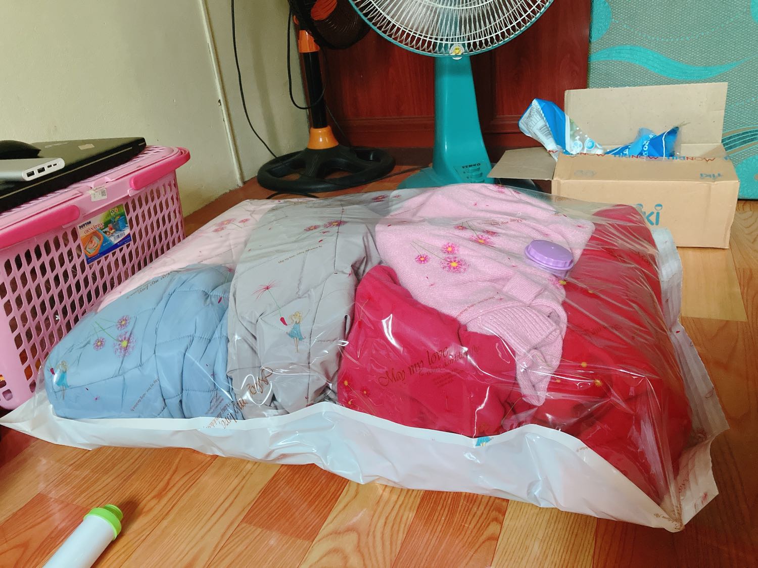 Đợi bơm máy về chắc sẽ ngon hơn, hút tốt hơn như này. Bơm tay nên mệt quá. *** thử 1 cái thấy cũng oke
Shop giao túi bị rách. Shop dán lại bằng băng dính. Mình chưa kiểm tra xem có túi bên trong bị thủng hay ko? Cảm thấy ko đc vui lắm.