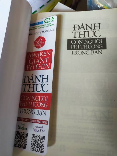 Sách bìa đẹp, nhưng chất lượng chưa phải quá cao cấp về độ bóng trơn có thể để lâu dài được. Nhưng sờ vào cũng rất thoải mái, không thô và ảnh hưởng đến tay khi đọc. 👍👍