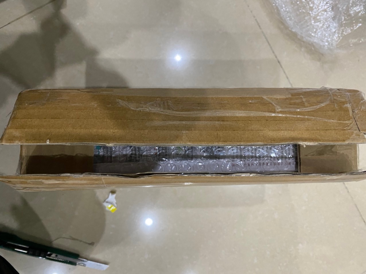 Giao hàng rất nhanh, mình mới đặt 30 phút mà đã nhận được hàng, nhân viên giao hàng cực kỳ thân thiện. Sản phẩm đóng gói cẩn thận, hộp chắc chắn lại có cả xốp chống va đập, hàng chính hãng, giấy tờ bảo hành đầy đủ, nên rất yên tâm.