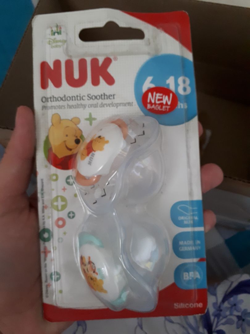 Có vẻ hàng tồn lâu hay sao mà dù hàng được đóng gói bởi hộp Tiki không bụi nhưng sản phẩm bên trong bám bụi rất nhiều. Màu sắc 2 núm ti nhạt hơn màu hình mô tả, cái bất tiện là cái gọng nắm ti khi bé ngậm cứ úp lên mũi bé thay vì nằm sát vào ti, thiết kế này nếu có chốt cố định thì tiện hơn.