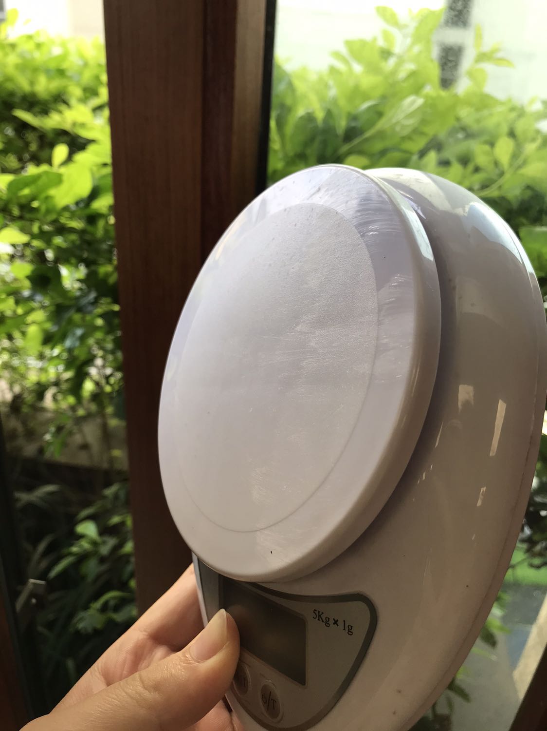 Cân giao xước cả mặt trên và mặt dưới, có nhiều vết bẩn giống như cân cũ . Không hài lòng