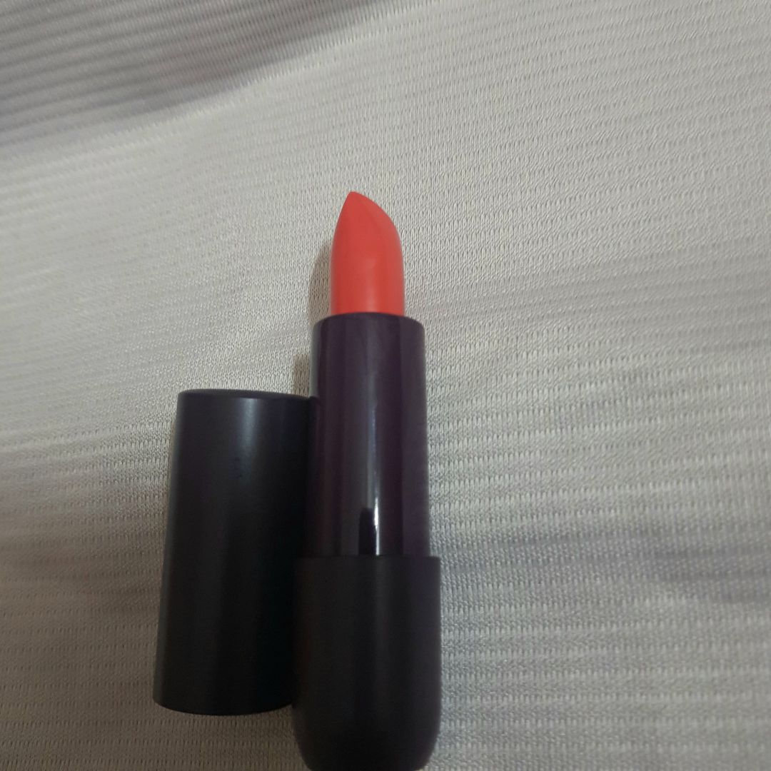 màu 02- theo mình là màu hồng cam,  màu nhạt, hơi bóng do chất son nhiều dưỡng khó tán đều, vỏ màu nâu cầm nhẹ tay. hợp với trang điểm hàng ngày kiểu tự nhiên. Với cây son giá rẻ như vậy thì khá ổn.