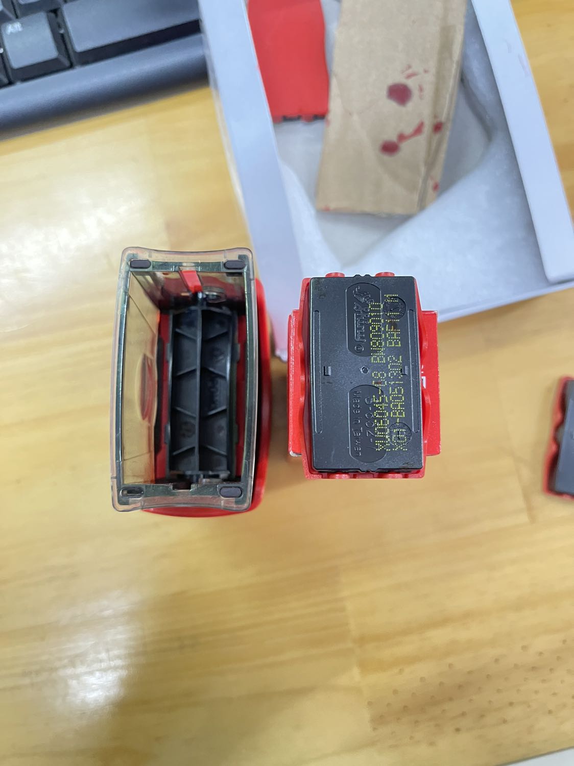 Mình đặt khay 843 đỏ giao 852 đỏ, khay nó nhỏ hơn không vừa với con dấu