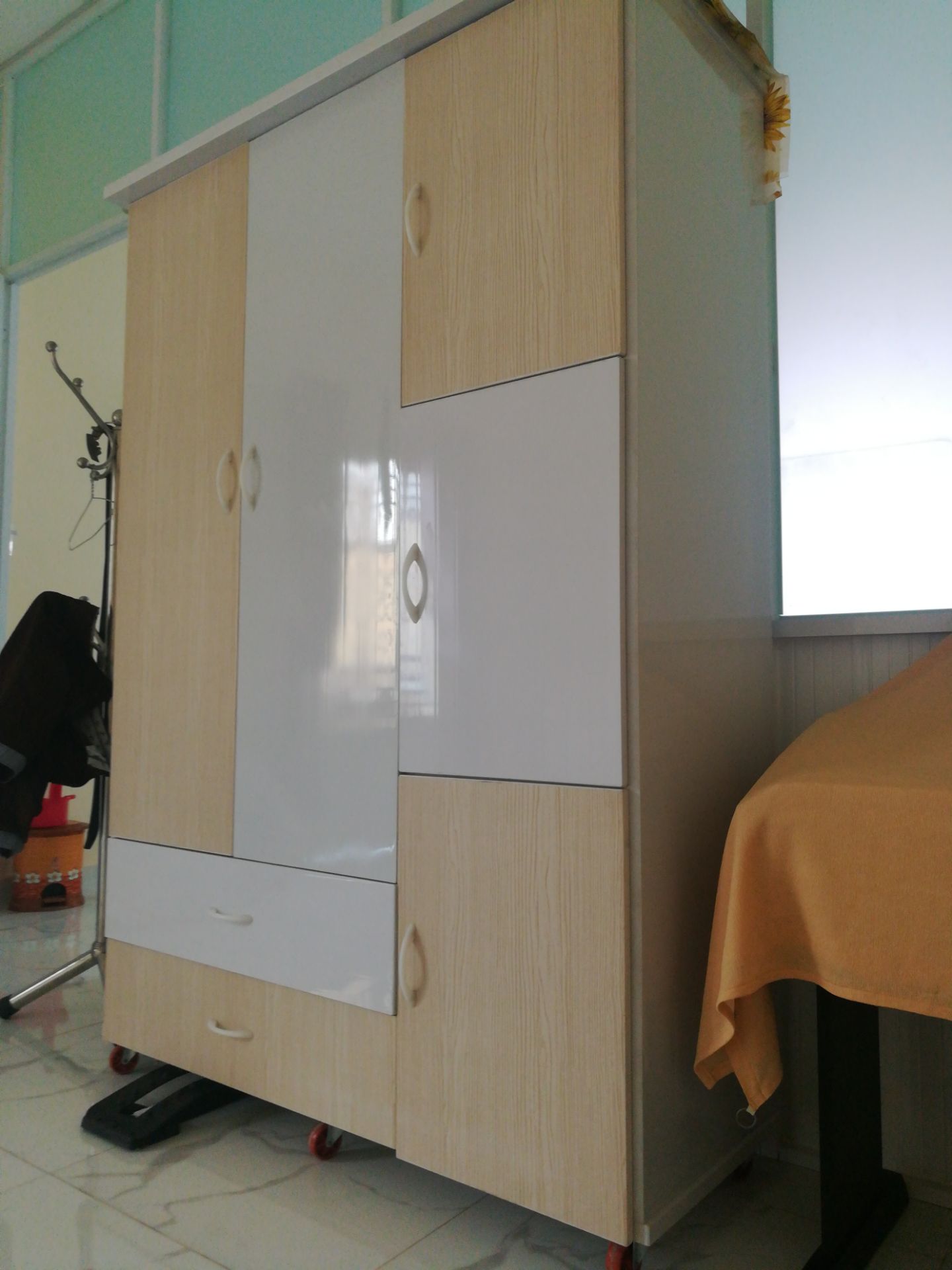 tủ như hình minh họa, đẹp, giá phải chăng. trong quá trình vận chuyển có sứt mẻ thì shop cũng hỗ trợ thay miếng bị mẻ. tuy nhiên thay xong, lắp lại thì tủ bị hở trên, lệch dưới như hình trông ko đẹp lắm. vẫn cho 4 sao vì sự nhiệt tình.