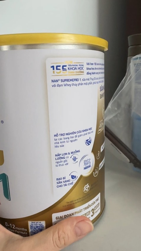 Dạo này đóng gói sơ xài, tôi mua 4 hộp, 3 hộp bị móp, không đậy nắp được. Tôi lỡ khui hộp mới phát hiện móp