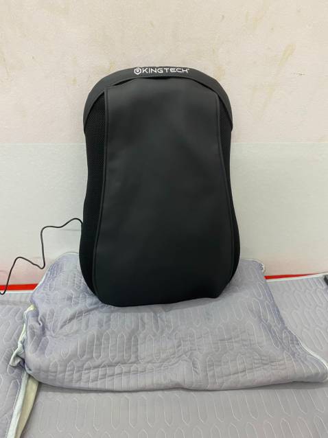 Đệm dùng ngon lành, chỉ cần đặt lên ghế hoặc dựa vào tường là dùng oke. Xoay xoay đã vô cùng. Đặc biệt đặt ở ghế làm việc lâu lâu bật lên dùng giảm đau lưng rõ rệt. Ngồi làm nhiều thì nên mua sản phẩm này