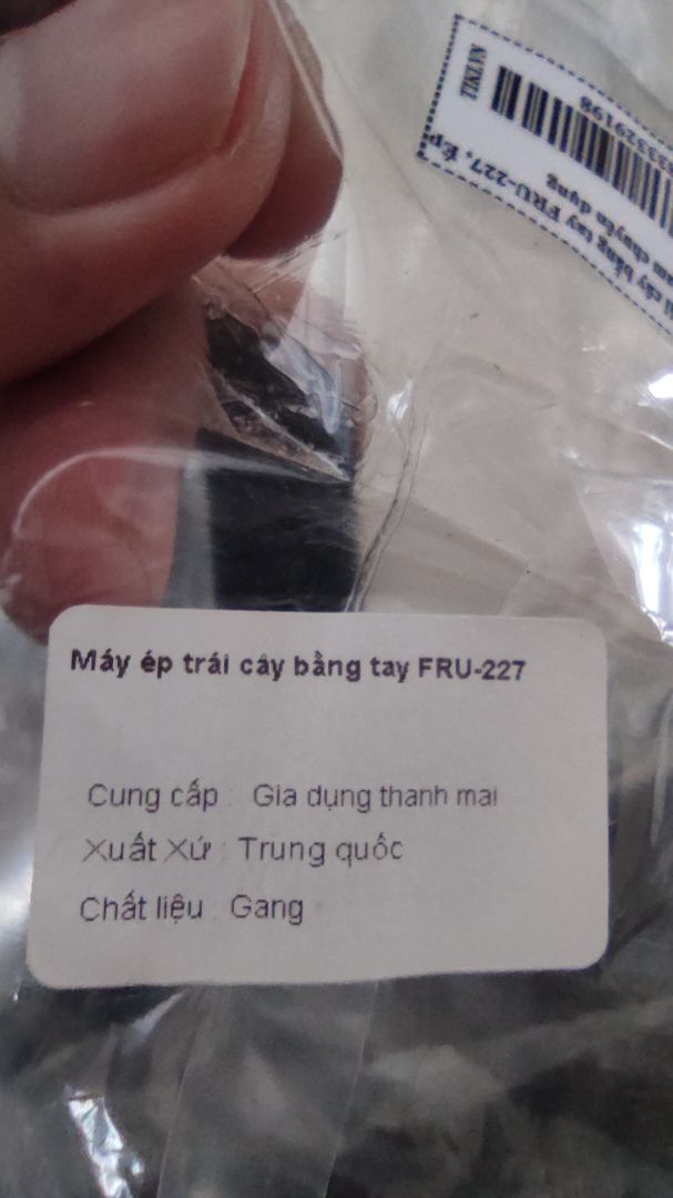 23.500k quá ngon tiki ơi . chất liệu như là hợp kim nhôm mình thử nam châm không bắt chắc ko phải là gang như tem nhà cung cấp dán
phần ở trong là kim loại luôn
khe hở phần ngoài và phần ép hơi to dù chưa sử dụng nhưng thấy chưa hợp lý vì hoa quả sẽ chòi ra khu vực này nếu là quả cứng