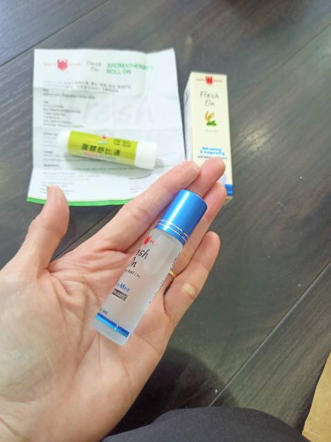 Cảm ơn shop giao hàng cực nhanh, dầu đúng hàng chính hãng rất thơm , mùi thơm dễ chịu , xoa lên trán mát rượi hương thơm lâu , dễ chịu giảm bớt đau đầu , sẽ mua thêm vài chai để dành