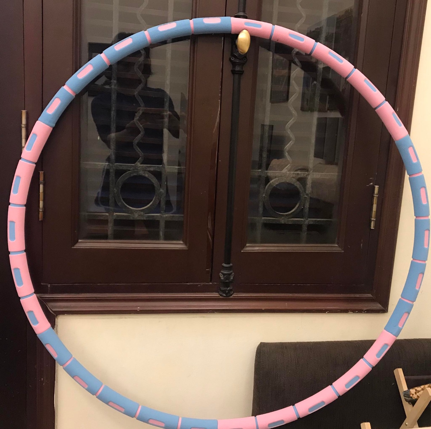 Trước đây tôi thường dùng vòng mây để giữ eo. Vòng mây tuy có tác dụng cao nhưng thường gây đau rát vùng eo sau mỗi lần lắc. Tôi chưa từng nghĩ đến một cái vòng nào có mút xốp để khỏi đau cho đến lúc dùng sản phẩm này. Trọng lượng nguyên bản của vòng vô cùng phù hợp với nhu cầu lâu dài của tôi. Lúc đầu tôi chỉ lo nó nặng quá. Nếu nhẹ so với nhu cầu thì còn cho thêm hạt khô được chứ nặng thì sẽ khó tập lâu dài. Tôi tự tin giới thiệu cho bạn bè sản phẩm này nếu họ cần giảm eo. Cảm ơn Tiki và nhà bán hàng. :)