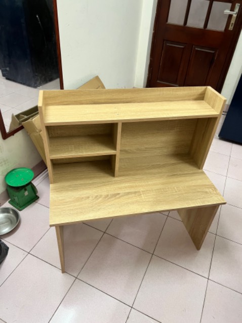 Chất liệu tốt, giao hàng nhanh, đóng gói ổn. Bàn nhỏ, gọn gàng, phù hợp không gian phòng bé hoặc cho trẻ con dùng. Nên bán thêm ghế vì các loại ghế có sẵn thường cao hoặc thấp quá. Chỉ để 4 sao vì tờ hướng dẫn sơ sài. May trên youtube có video. Hì hục nửa tiếng cũng lắp xong.