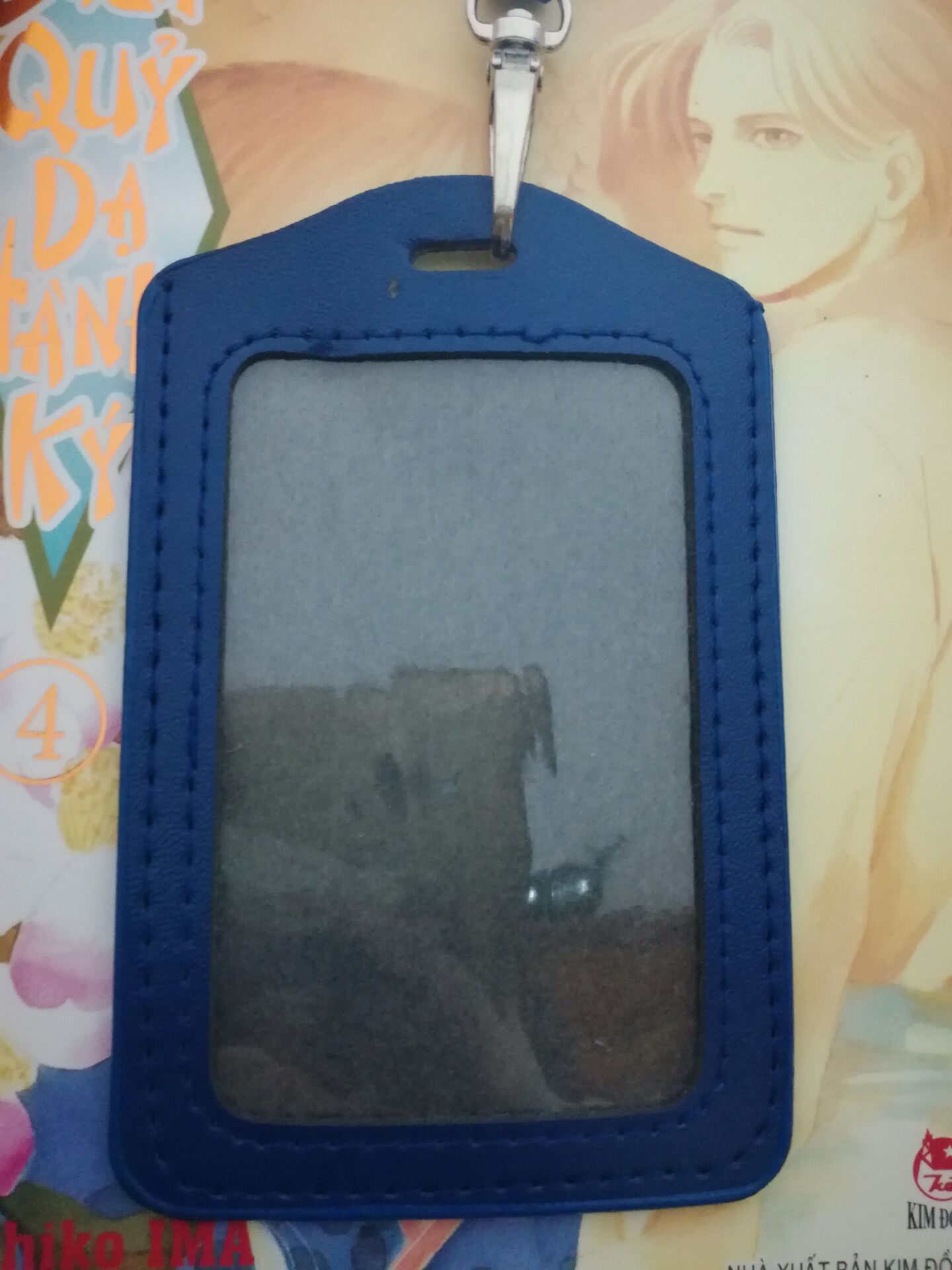 Mình đặt bảng tên ngang mà lại gửi cho mình bảng tên dọc, móc nối ở dây đeo của sản phẩm không giống hình ảnh mô tả.