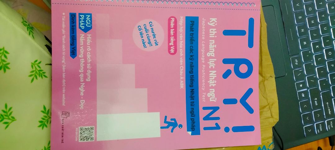 sau khi chờ 1 tháng hủy 1 đơn thì mới mang đc ẻm về. tiki bảo quản sách k tốt lắm, sách khá bụi, vận chuyển k bao bọc gì hết nên góc bị quăn chán ghê
giá hốt ngay đợt giảm nên rẻ quá chời
so với bản trc thì bản này giấy dày, mướt và màu sẫm hơn, bìa k đẹp bằng k kèm CD luôn nên vẫn thích bản cũ hơn~
