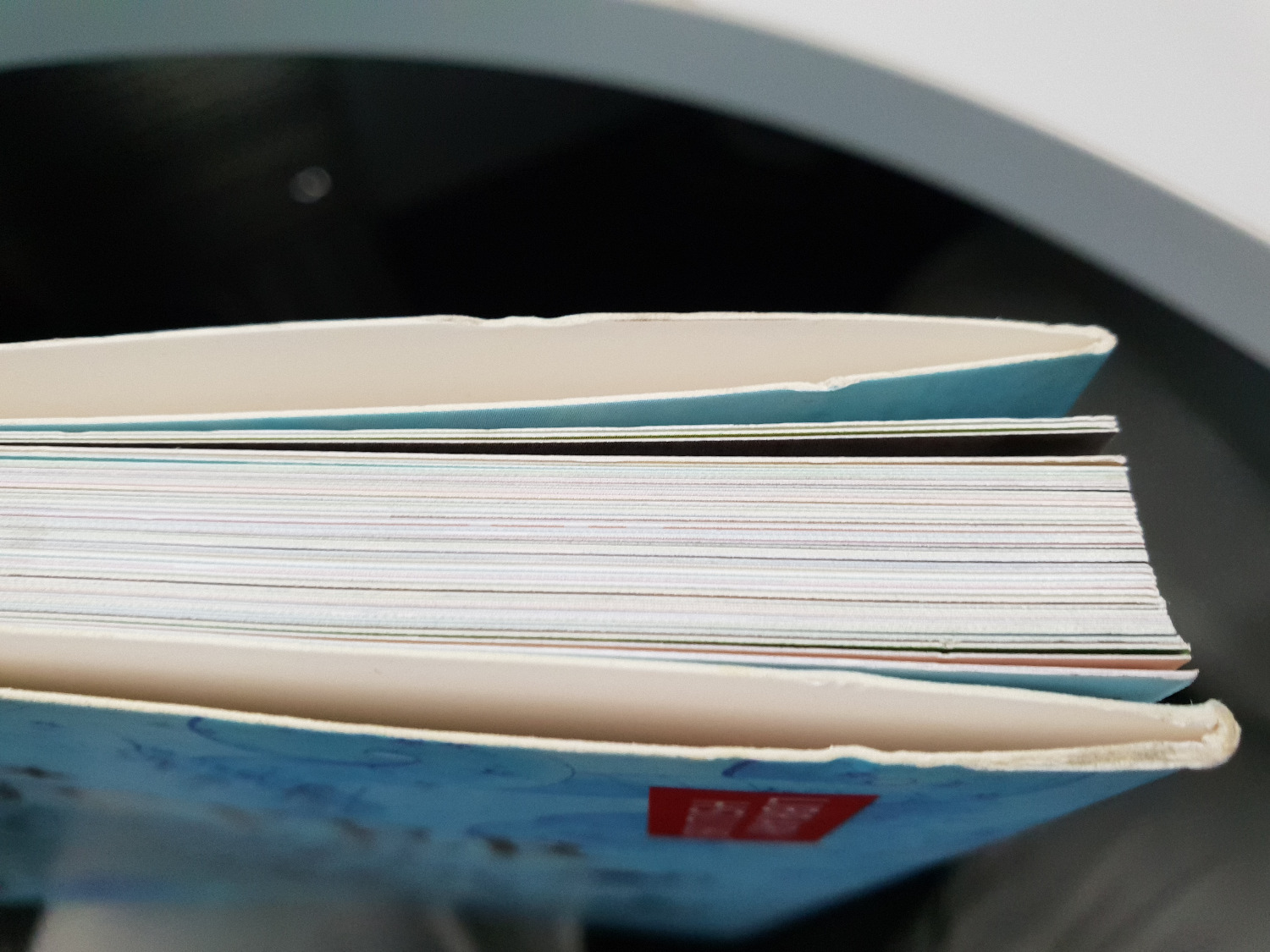 Chắc tiki xả hàng tồn nên sách vừa cũ, vừa bụi, đóng hộp cũng không cẩn thận (không có bọc ny lông, không chèn sách), được cái vận chuyển nhanh. Bản thân cuốn sách rất tuyệt, chắc là vấn đề nằm ở lưu kho và đóng gói!!!
Ai không quan trọng hình thức thì mua với giá sale rất ngon, mình mua sưu tập nên đã liên hệ để đổi/trả.