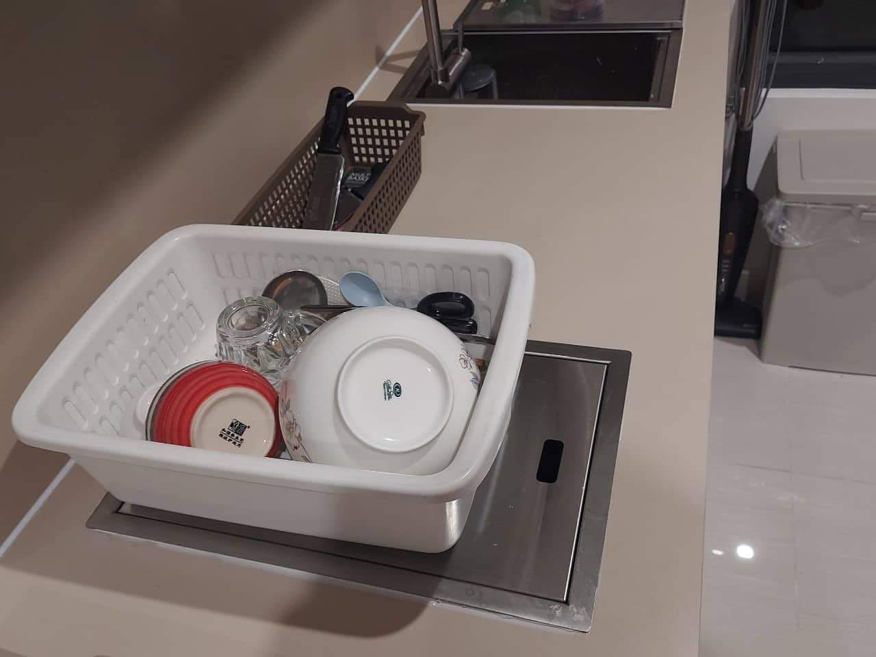 Tiki giao hàng rất nhanh. Bồn rửa inox dày dặn. Đáy sâu không văng nước, xài xong đậy nắp gọn gàng. Rất ưng ý lắp luôn 1 cặp