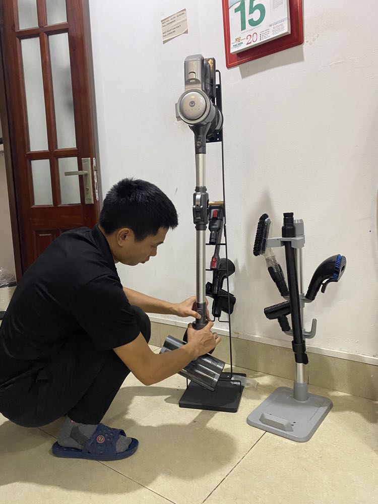 Với 1 sản phẩm mà mình vệ sinh được đủ thứ luôn, hút bụi nhà, lau nhà, hút được cả những khe hẹp, chỗ cao hay những góc khuất. Rất rất ưng e này, haha ông chồng mình cũng lọ mọ ra ngồi lắp ráp thử các đầu hút nhìn cũng da dáng phết không biết siêng dọn nhà được mấy ngày =)))