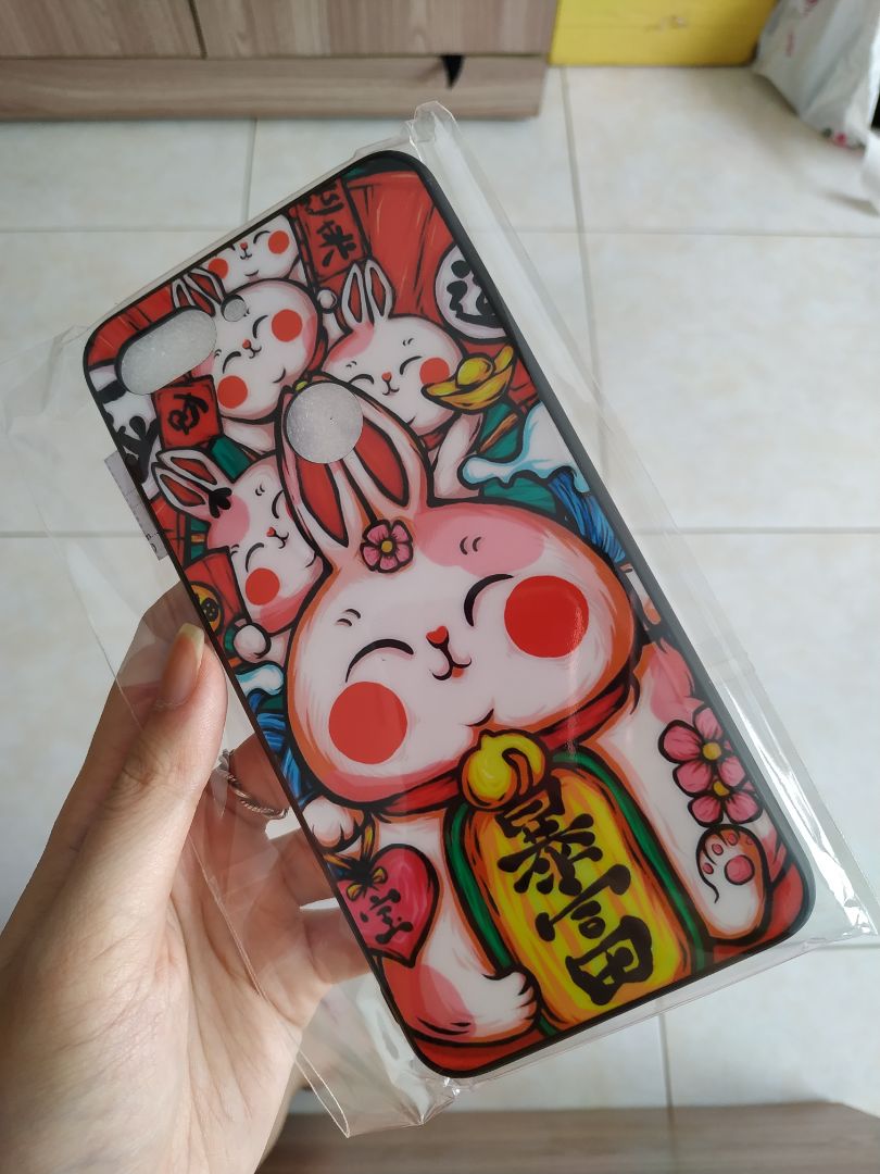 Hàng bọc cẩn thận, mới, hình in đẹp, ốp ôm khít và dày dạn. Tuy nhiên bị dày quá nên hơi khó quét vân tay