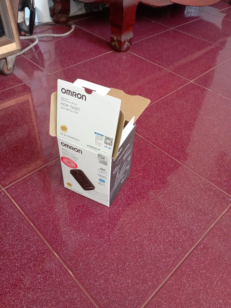 Đã nhận được hàng cách nay mấy ngày rồi, hôm nay mới có đánh giá về sản phẩm máy đo huyết áp Omron này.Shop đã đóng gói cẩn thận, hàng có tem xuất kho, và được lắp ráp ở Nhật, có đủ giấy hướng dẫn sử dụng tiếng Anh và tiếng việt.Shop gửi nhanh trong thời gian dự kiến.Cảm ơn shop nhiều,. Người nhà chọn lựa mãi mới chọn mua mẫu máy đo huyết áp Omron này vì gọn gàng và có kết nối Bluetooth với điện thoại để lưu trữ số liệu đo từng ngày,cho bs xem.Cũng hài lòng với máy này vì tiện,dễ dùng, mẫu mới ở Việt Nam, chứ trên TG đã có mặt mấy năm trước rồi.Chờ trải nghiệm một thời gian sẽ đánh giá thêm...