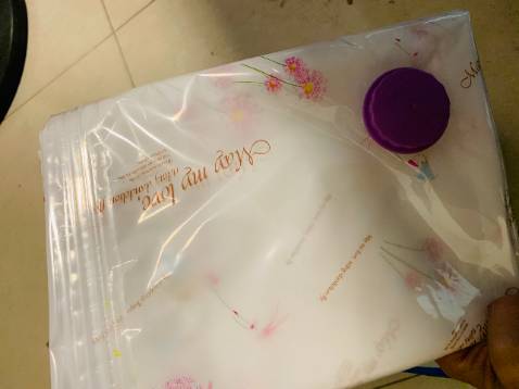 Đóng gói hàng rất cẩn thận, đủ hàng và dùng rất tốt .chưa bao giờ tôi thấy mọi thứ gọn hàng đến thế. cảm ơn shop rất nhìu. Mình mới nhận hôm qua, đánh giá liền sản phẩm này cho shop vì quá thích. Mình nhận là đủ 8 chiếc, đúng mô tả. có điều bơm tay thấy hơi mệt chút nhưng rẻ và rất chất lượng, các bác nào nhà có máy hút bụi thì có thể hút lại nhanh hơn, ko cần bơm, nên cũng nhẹ nhàng. Chăn gối thì dồn vào rồi hút, bỏ gọn vào được chứa đồ được nhiều. mình cứ băn khoăn mấy loại túi hút này, nay cầm tận tay dùng thử thấy chất lượng khá tốt. mình thì thích túi to hơn, để đựng cho nhiều, tuy nhiên mỗi kích thước mỗi size sẽ phù hợp cho từng gia đình, có điều đừng để vật nhọn vào thì dùng có mà bền mãi. Thấy phòng ốc gọn gang hơn, đồ đạc cho vào trong tủ đỡ bị bừa bộn nên khá an tâm!! 
Cho shop 5 sao, tôi sẽ ủng hộ trong các lần tiếp của sp này!