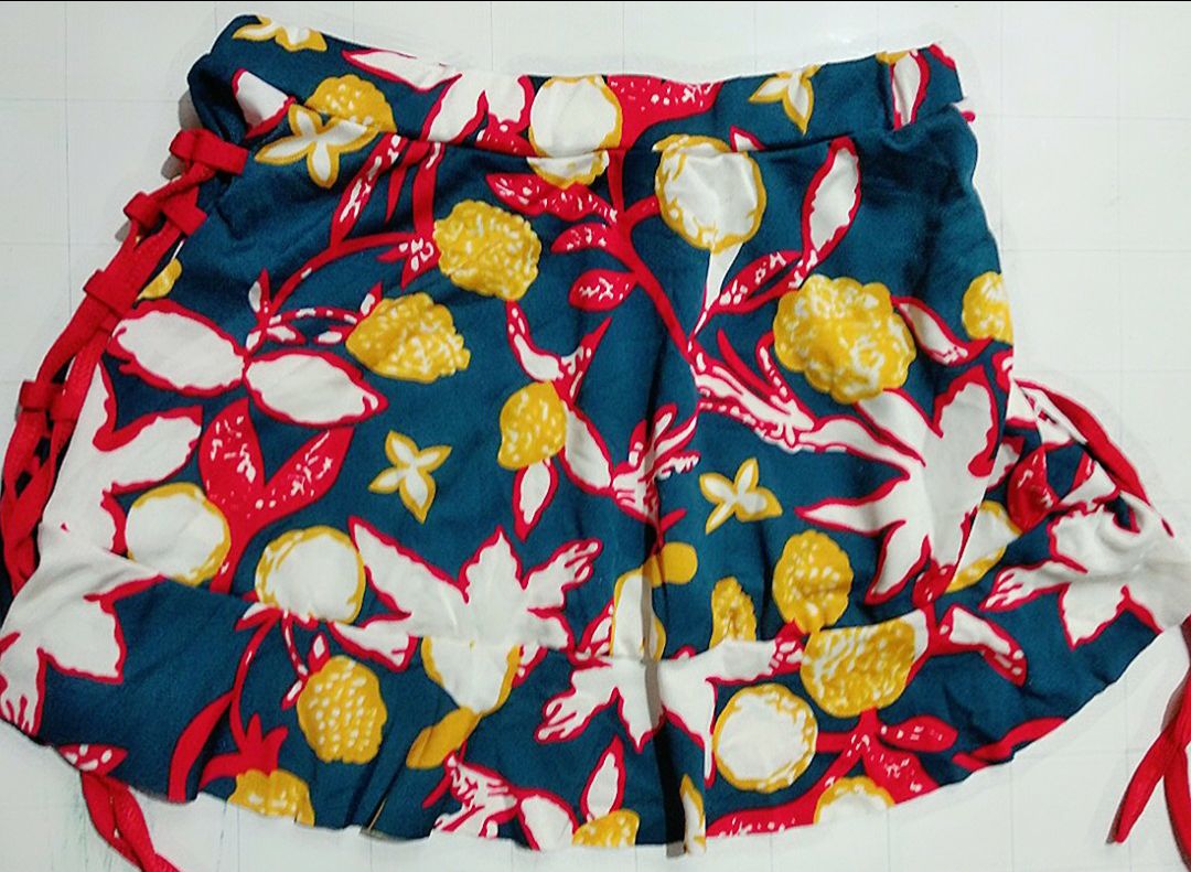 Mẫu này như hình, chất vải là thun coton có độ co giãn khá tốt, tuy nhiên không có size lớn hơn, cũng may mình vừa 50kg mặc size L , nếu có size XL thì tốt vì bạn mình cũng muốn mua, nhưng không có size phù hợp. Đồ bơi vừa có quần vừa có váy mặc rất thoải mái và tự tin không sợ lộ hàng. Kiểu dáng dễ thương, kín đáo. 
TIKI cho kiểm tra hàng nên mình yên tâm hơn khi mua ở đây, cũng như bạn giao hàng dễ thương - hàng đóng gói bằng thùng chắc chắn và đẹp. Cho TIKI 5 điểm.