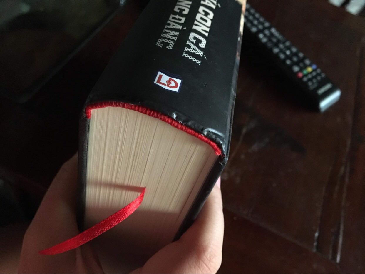 Mình chọn tiki mua sách vì mình tin vào chất lượng sản phẩm của tiki, nhưng lần này rất thất vọng. Lần trước mua đã thất vọng về khâu đóng gói rồi nhưng bỏ qua, mà lần này cực kỳ thất vọng.
Thứ 1: về khâu vận chuyển, mình đặt hàng hôm 10/10 đến 23/10 mới giao tới nơi. Trễ hơn nửa tháng.
Thứ 2: về khâu đóng gói, đóng gói cực kì hời hợt, hộp bóp méo khắp nơi, lót sách cũng không chắc chắn.
Thứ 3: về sách, mình mua tổng cộng 4 cuốn, chỉ duy nhất cuốn này là nhìn rất cũ kĩ, rách, méo khắp nơi. Mình có yêu cầu cao khi mua sách không bàn đến nội dung thì bề ngoài cực kì quan trọng. Tiki làm mình thất vọng quá, mua bao nhiêu lần thì cũng có fail nhưng cho qua mà lần này tệ quá. 
=> Chốt lại: tiki kiểm tra xem và đổi sách mới giúp mình, mong phần chăm sóc khách hàng bên tiki sẽ làm tốt.